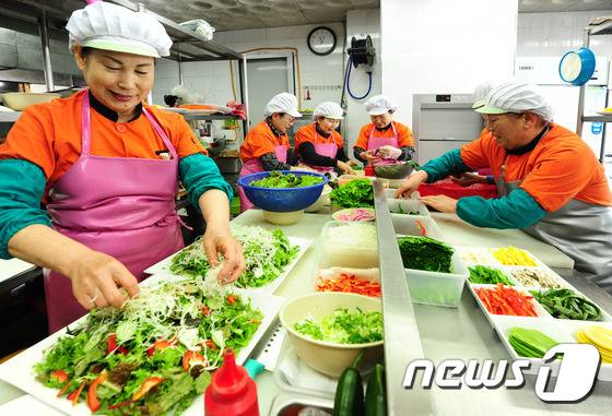 15일 오전 전북 완주군 봉동읍 새참수레 뷔페 레스토랑 주방에서 완주시니어클럽 회원들이 음식을 만들고 있다. 완주시니어클럽은 지역 내에 거주하는 60세 이상의 어르신들에게 일자리를 제공하여 소득창출과 사회참여 기회를 제공하는 노인일자리 사업 전문기관이다.2015.4.15/뉴스1 © News1