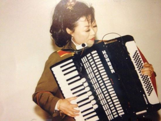 아코디온을 연주하는 마영애 선교사.