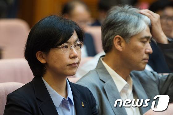 이정희 전 통합진보당 대표가 지난5월 26일 서울 종로구 헌법재판소 대심판정에서 열린 '국회선진화법' 권한쟁의 심판결정과 통합진보당 해산 및 소속 의원 의원직 상실에 대한 재심결정 선고 방청을 위해 자리하고 있다. 2016.5.26/뉴스1 © News1 유승관 기자