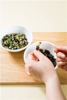 1. 냄비에 다슬기와 소금 약간을 담고 물 2컵을 부어 10분 정도 삶는다. 다슬기는 건져 바늘이나 이쑤시개로 살을 발라내고 국물은 걸러서 따로 준비한다.