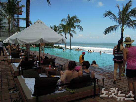 넓직한 데이베드가 수영장 옆에 마련되어 편안한 포테이토 헤드. (사진=클럽발리 제공)