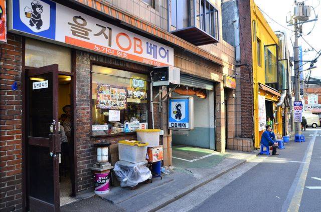 노가리 골목에서 가장 오래된 생맥줏집인 을지OB베어.