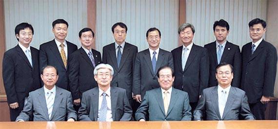 법무법인 태평양 고문으로 재직할 때 동료들과 찍은 사진. 아랫줄 맨 오른쪽이 강봉수 박사다. [사진 법무법인 태평양·강봉수]