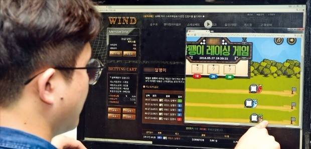 한 20대 청년이 ‘달팽이 게임’ 결과를 예측하면서 불법 도박을 시도하고 있다. 5분마다 열리는 이 게임은 세 마리 달팽이 중 가장 먼저 결승점에 도착하는 달팽이를 맞히는 ‘복불복’ 게임이다. 검은색 배경의 불법 도박 사이트에선 달팽이 게임에 진짜 돈을 걸고 베팅한다. 허문찬 기자 sweat@hankyung.com