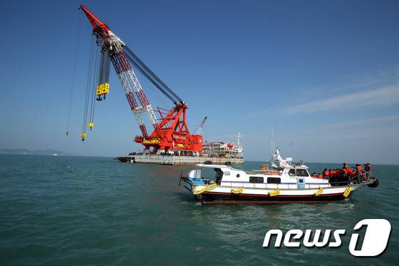 지난달 29일 오후 '세월호 변호사' 박주민 의원을 비롯 더불어민주당 초선의원 21명이 전남 진도 동거차도앞 침몰현장을 방문해 인양작업 진행상황을 둘러보고 있다. 2016.05.29/뉴스1 © News1 황희규
