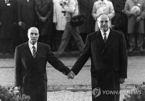 1984년 베르� 행사에서 손잡은 미테랑(왼쪽)과 콜[AP=연합뉴스 자료사진]