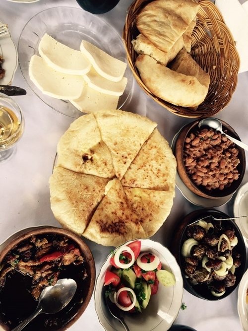 ⓒ고재열 : 조지아 전통 음식. 안에 치즈를 넣은 피자와 비슷한 빵이 지역마다 다른 방식으로 나온다.