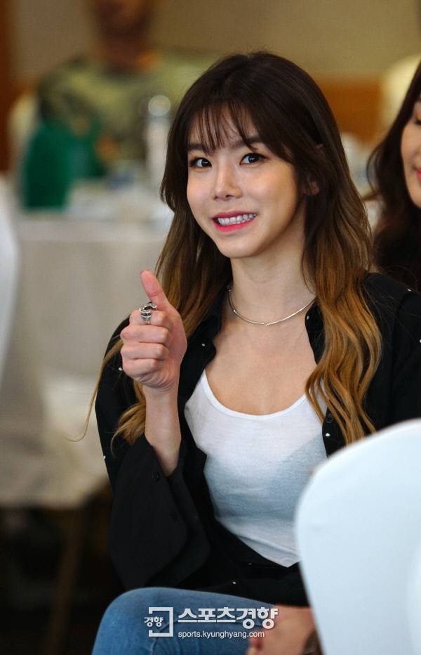 모델 정하은이 30일 오후 서울시 영등포구 여의도 ‘열빈’에서 열린 제이원파트너스와 중국의 대형 온라인 쇼핑몰 그룹 한두이서 간의 ‘상호양해각서(MOU)’ 체결행사에 참석해 자리를 빛냈다. /이충진 기자 hot@khan.kr