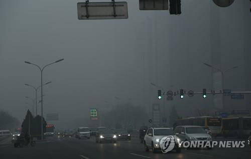 지난해 12월 22일 스모그 적색경보(최고등급)가 내려진 베이징 도심의 모습.[연합뉴스 자료사진]