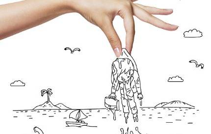 바다에서 축축하게 옷이 젖은 남자를 집어올리는 그림