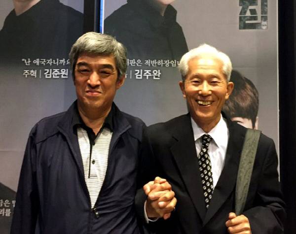 김주언 시민사회신문 편집장(왼쪽)과 신홍범 두레출판 대표가 서울 동숭동 수현재씨어터에서 공연 중인 연극 <보도지침> 관람에 앞서 기념사진을 찍고 있다.