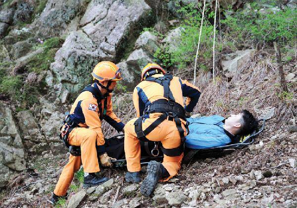 [월간산]등산객의 부주의로 실족·추락하는 사고가 증가해 주의를 요한다. 사진은 부산시 소방안전본부 특수구조단의 산악인명구조훈련 모습. /사진 부산소방본부 제공.