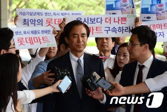 노병용 전 롯데마트 대표(현 롯데물산 대표)가 2일 오후 서울 서초구 서울중앙지검에 피의자 신분으로 출석하고 있다. 2016.6.2/뉴스1 © News1 박지혜 기자