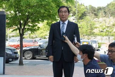 정치자금법 위반 혐의로 불구속 기소된 이승훈 청주시장이 2일 청주지방법원에서 열린 재판에 출석했다. 이 시장이 재판에 앞서 취재진의 질문에 답하고 있다. 2016.5.2/뉴스1 © News1 남궁형진 기자