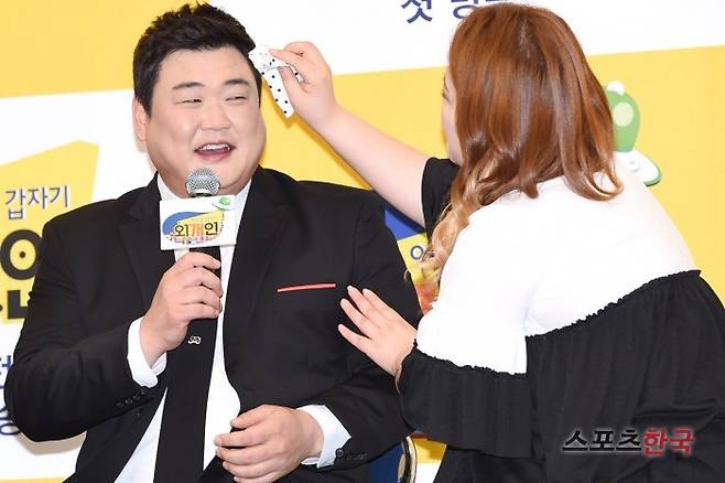 KBS 2TV 예능 '어느 날 갑자기 외개인' 제작발표회에 참석하는 개그맨 김준현 개그우먼 이국주. 사진=장동규 기자 jk31@hankooki.com