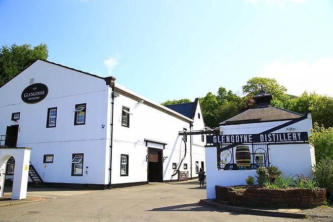 그림엽서에서 툭 튀어나온 듯 새하얀 건물이 아름다운 글렌고인 증류소 전경.