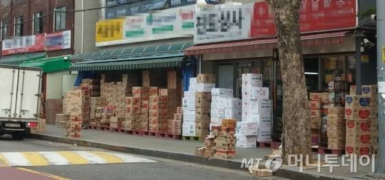 지난 5월27일 오후 찾은 영등포 도매시장. 가게 앞 한 가득 제품박스가 쌓여있다.