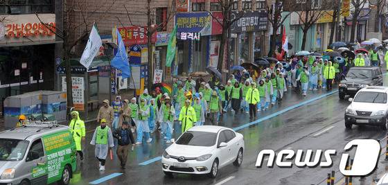 백남기범국민대책위원회 회원들이 지난 2월 광주 동구 소태동 일대에서 백남기 농민의 회복을 기원하며 도보순례를 하고 있다.  © News1 황희규 기자