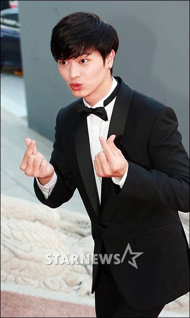 [★포토]육성재, '애교 하트 발사'