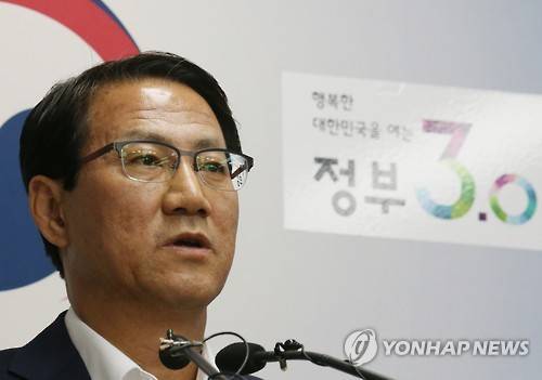 지방재정개혁 관련 행자부 발표     (서울=연합뉴스) 이진욱 기자 = 김성렬 행정자치부 차관이 3일 오전 서울 세종로 정부서울청사에서 지방재정개혁 관련 행정자치부 공식 입장을 발표하고 있다.