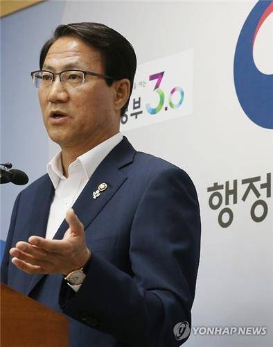 김성렬 행정자치부 차관 (서울=연합뉴스) 이진욱 기자 = 김성렬 행정자치부 차관이 3일 오전 서울 세종로 정부서울청사에서 지방재정개혁 관련 행정자치부 공식 입장을 발표하고 있다. 2016.6.3