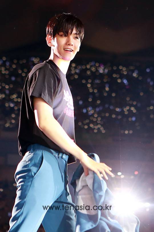그룹 엑소 멤버 백현이 4일 오후 서울 마포구 상암동 서울월드컵경기장에서 진행된 ‘2016 드림콘서트’에 참석해 멋진 무대를 선보이고 있다.