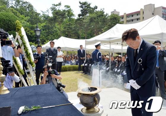 순국선열들의 넋을 기리고 있는 이재명 성남시장(성남시 제공)© News1