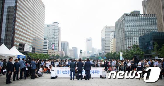 이재명 성남시장(오른쪽부터), 채인석 화성시장, 염태영 수원시장이 7일 서울 광화문광장에서 '박근혜 정부 지방재정약탈저지 및 4조7000억 반환약속이행 촉구' 단식농성에 앞서 기자회견을 하고 있다. 2016.6.7/뉴스1 © News1 유승관 기자