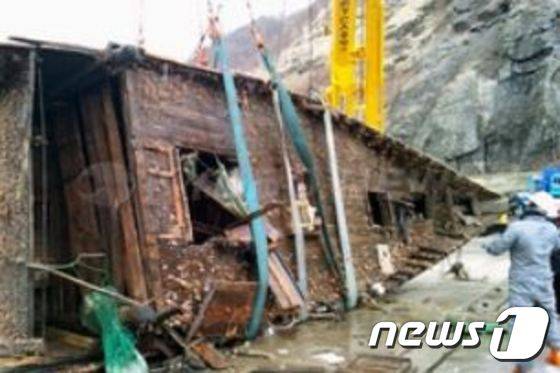 인양된 목조선(아오모리 해상보안부 제공)© News1