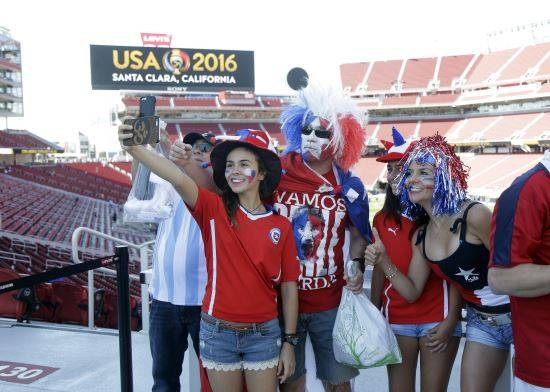 수수한 매력이 넘치는 칠레 여성 관중의 셀카 / 사진=AP뉴시스