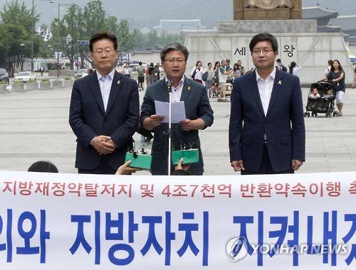 '지방재정개편 반발' 기자회견     (서울=연합뉴스) 윤동진 기자 = 채인석 화성시장(가운데)이 7일 서울 광화문광장에서 열린 지방재정 개편 반대관련 단식농성 기자회견에서 정부의 지방재정 반환약속이행을 촉구하는 내용의 발언을 하고 있다. 왼쪽부터 이재명 성남시장, 채 화성시장, 염태영 수원시장. 이들은 이날 기자회견 후 정부의 지방재정 개편 추진에 반발해 단식농성에 들어갔다.