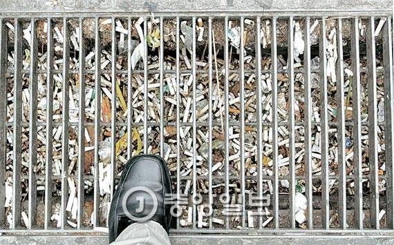 담배꽁초와 쓰레기로 가득 찬 서울의 한 빗물받이 하수구. [중앙포토]