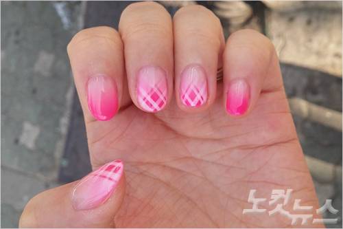 '에어젤'을 이용해 그라데이션과 체크무늬 등의 네일 아트를 연출했다. (사진=김송이 기자)