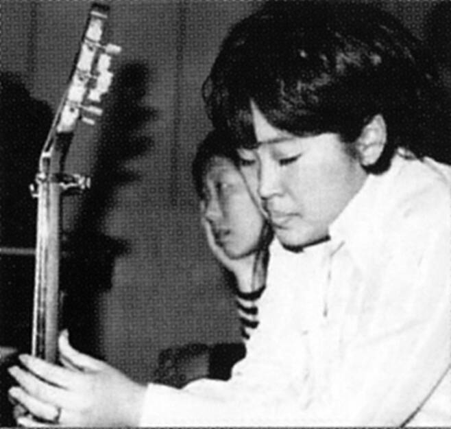 1971년 서울 명동 와이더블유시에이 청개구리의 집에서 공연중인 방의경과 양희은(왼쪽)