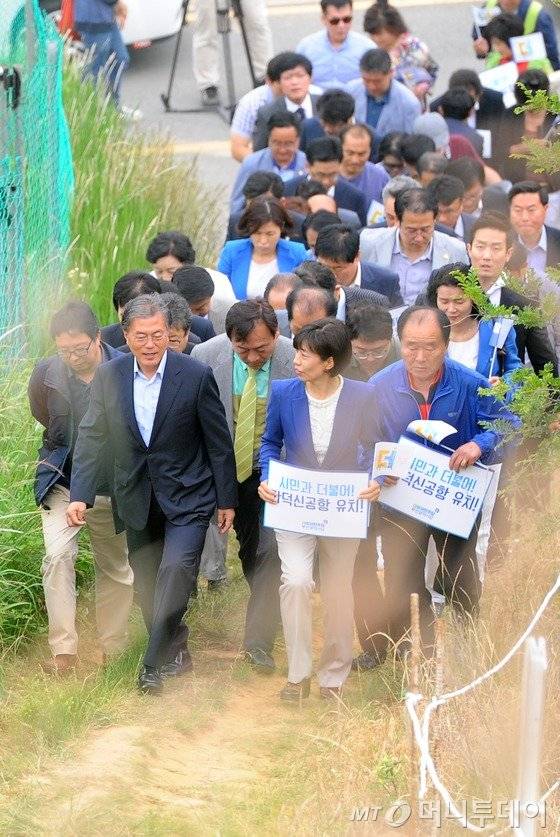 문재인 더불어민주당 전 대표가 지역 당원들과 함께 9일 오전 가덕도 신공항 예정지를 방문해 브리핑 장소로 이동하고 있다. 2016.6.9/뉴스1