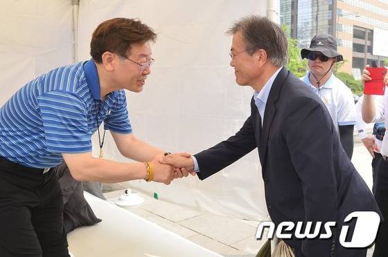 문재인 더불어민주당 전 대표가 10일 오후 서울 광화문광장에 설치된 이재명 성남시장의 단식농성장을 찾아 격려를 마친 뒤 악수하고 있다. 이재명 성남시장은 정부의 지방재정 개혁안 철회를 요구하며 지난 7일부터 단식농성을 시작했다.2016.6.10/뉴스1 © News1 민경석 기자