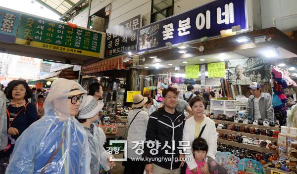 영화 <국제시장>의 배경이 된 부산 국제시장 ‘꽃분이네’ 가게 . 강윤중 기자 yaja@kyunghyang.com