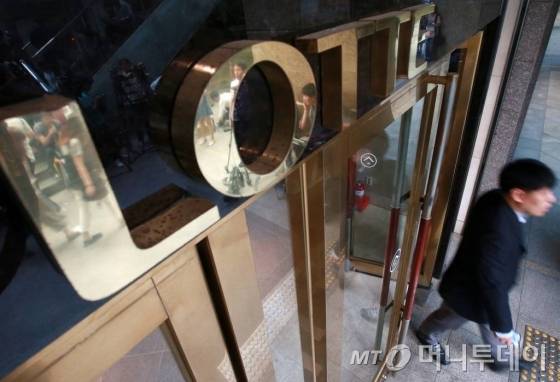 검찰이 신동빈 롯데그룹 회장(61) 등 롯데 오너 일가가 거액의 비자금을 조성한 정황을 포착하고 수사에 나선 10일 서울 중구 소공동 롯데그룹 본사 앞에서 직원이 건물로 들어서고 있다./사진=김창현 기자