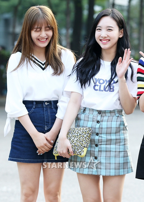 [★포토]지효-나연, '아침부터 즐거운 소녀들'