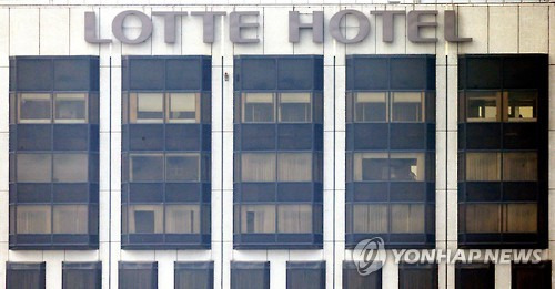 롯데그룹 압수수색     (서울=연합뉴스) 최재구 기자 = 롯데 비자금 의혹을 수사 중인 검찰이 롯데 신격호 총괄회장의 집무실을 압수수색한 10일 서울 소공동 롯데호텔 34층 신회장의 집무실이 커튼으로 가려져 있다. jjaeck9@yna.co.kr