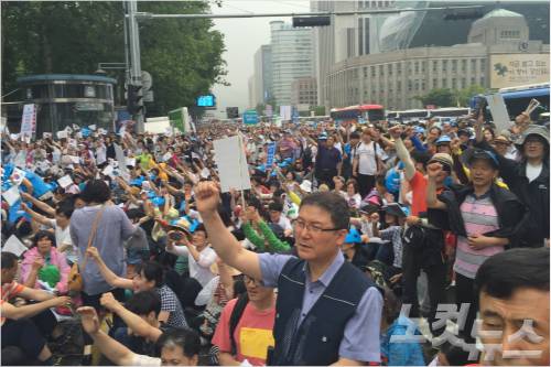 동성애 반대 집회에 참석한 기독교인들이 동성애 조장 인권법 개정과 차별금지법 추진을 반대하는 구호를 외치고 있다.