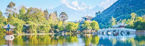 버드나무와 정자가 호수와 어우러진 `흑룡담공원`