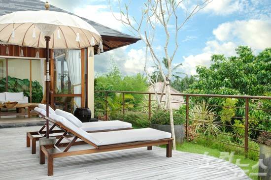 단 2채 밖에 없는 루프탑 빌라의 넓직한 발코니에는 데이베드가 마련되어 있다. (사진=클럽발리 제공)