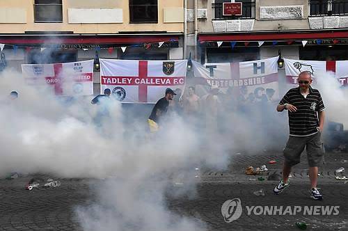 (마르세유 AFP=연합뉴스) 10일(현지시간) 프랑스 파리에서 유럽축구선수권대회(유로 2016)가 개막한 가운데 남부 항구도시 마르세유에서 경찰이 잉글랜드 훌리건을 해산하기 위해 최루가스를 발사하고 있다. 다음 날 러시아와의 경기를 앞둔 잉글랜드 훌리건 수백 명은 이날 이틀 연속 경찰 기동대와 충돌을 빚었다. bulls@yna.co.kr (끝)