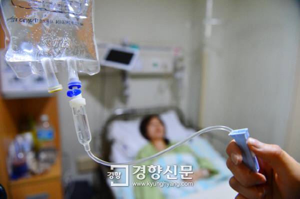 한 종합병원에서 입원 환자가 링거 주사를 맞는 동안 간호사가 수액의 투입 상태를 점검하고 있다.  정지윤 기자 color@kyunghyang.com