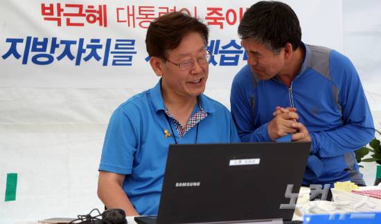 지방재정 개편 추진에 반대하며 8일째 단식농성 중인 이재명 성남시장이 14일 오후 서울 광화문광장 농성장에서 시민들의 격려를 받고 있다. (사진=황진환 기자)