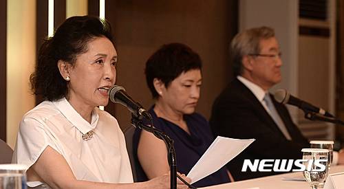 【서울=뉴시스】고범준 기자 = 15일 오전 서울 중구 프레스센터에서 열린 제13회 평창대관령음악제 기자간담회에 참석한 정명화 예술감독이 취재진 질문에 답하고 있다.   이번 음악제는 바흐, 베토벤, 브람스 그리고 B로 시작하는 작곡가들을 주제로 오는 7월 28일부터 8월 7일까지 평창 알펜시아리조트 및 강원도 일대에서 개최된다. 2016.06.15.   bjko@newsis.com