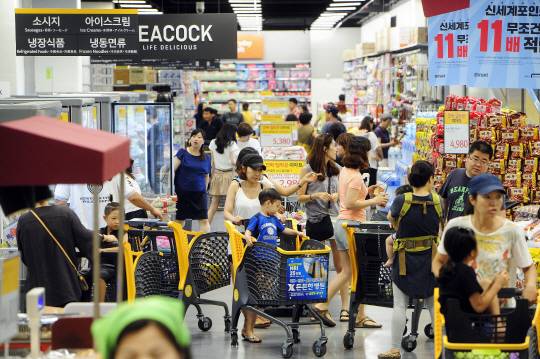 일산 이마트타운 킨텍스점 내 이마트 매장에서 물건을 둘러보고 있다. /사진제공=이마트