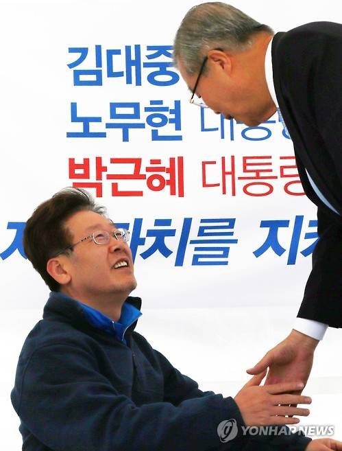 지난 17일 이재명 시장을 찾아 단식 중단을 설득하는 김종인 대표[연합뉴스 자료사진]