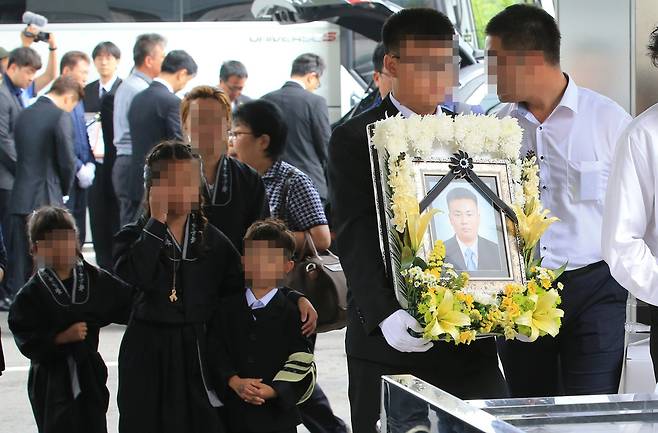 19일 오전 경기 고양시 덕양구 서울시립승화원에서 지난 17일 숨진 세월호 민간잠수사 김관홍씨의 영정과 관이 화장을 위해 옮겨지고 있다. 고양/김태형 기자 xogud555@hani.co.kr